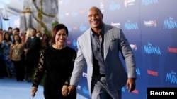 دووین جانسون و مادرش اتا جانسون در اولین اکران فیلم انیمیشن «موآنا»، هالیوود، کالیفرنیا، ۱۴ نوامبر ۲۰۱۶