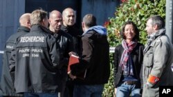 벨기에 수도 브뤼셀에서 5일 낮 경찰관 2명이 흉기에 피습된 직후 연방 검찰과 경찰 관계자들이 현장을 조사하고 있다. 지난 8월 6일에도 벨기에 남부도시 샤를루아에서 여성 경찰관 2명이 30대 불법체류 남성이 휘두른 흉기에 부상당했다.