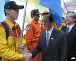 外交部长杨进添和日本驻台代表今井正向队员握手道别