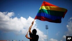 Un membre de la communauté LGBT tient un drapeau, à Katmandou, Népal, le 12 octobre 2012.