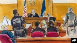 资料图片：2024年5月30日，在纽约曼哈顿刑事法庭，唐纳德·特朗普(前排最左边)看着陪审团主席作出有罪判决，胡安·默臣法官在法庭旁听。默臣2024年11月22日允许特朗普寻求撤销此案。