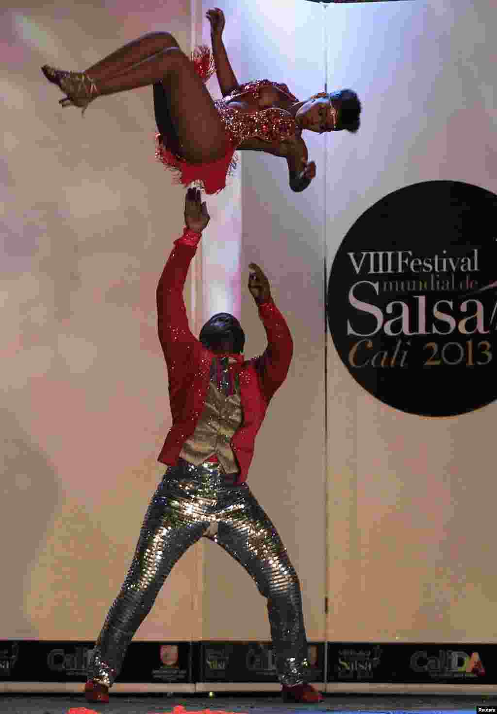 Penari Kolombia Xiomara Rivas dan Luis Solano (bawah) berpartisipasi meramaikan ekhibisi tari dalam Festival Salsa ke-8 di Cali, Kolombia, 11 Agustus 2013. 