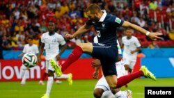 2014 브라질 월드컵 E조 1차전에서 프랑스의 카림 벤제마 선수가 온두라스의 골문을 향해 슛을 날리고 있다. 