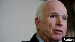 麦凯恩参议员2017年10月在一次新闻发布会上