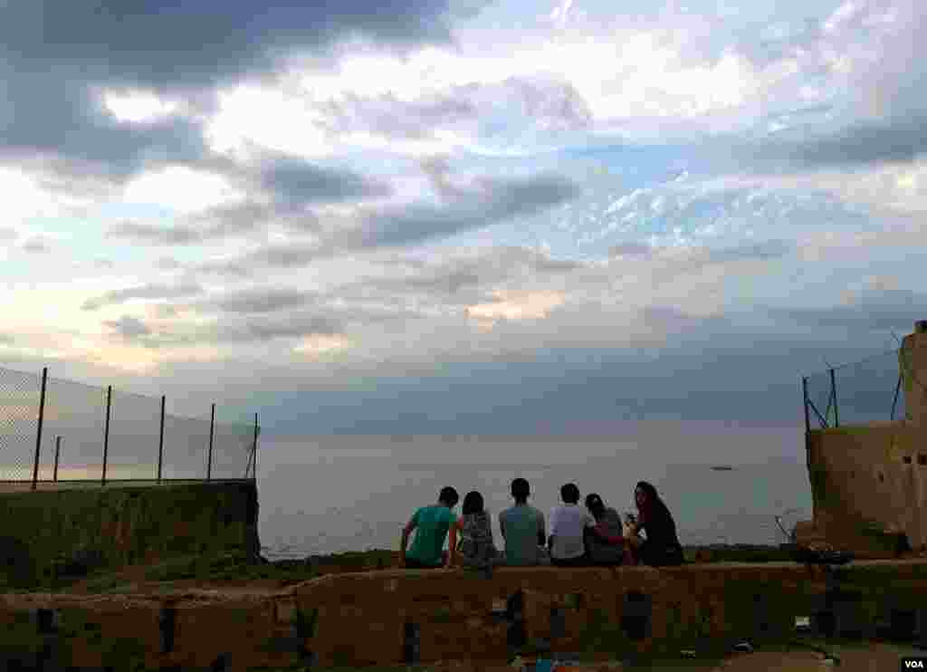 Group of teenagers watch the sunset over Havana, Cuba. (R. Taylor / VOA) 