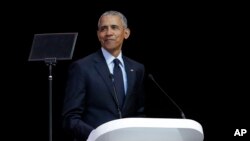 El expresidente de EE.UU., Barack Obama, pronuncia su discurso en la 16ª Conferencia Anual Nelson Mandela en el estadio Wanderers en Johannesburgo, Sudáfrica, el 17 de julio de 2018.
