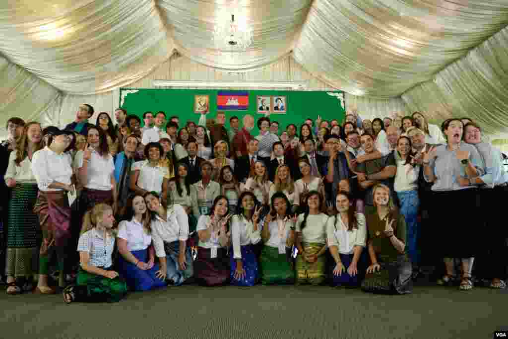 អ្នកស្ម័គ្រចិត្តឈរថតរូបជុំគ្នាក្នុងសម្លៀកបំពាក់ប្រពៃណីខ្មែរបន្ទាប់ពី ពិធី ប្រារព្ធខួបលើកទី១១ នៃអ្នកស្ម័គ្រចិត្ត Peace Corps ស្បថចូលបំពេញការងារ កាលពីព្រឹកថ្ងៃសុក្រទី១៥ កញ្ញា ២០១៧ នៅទីក្រុងភ្នំពេញប្រទេសកម្ពុជា។ (ទុំ ម្លិះ/VOA)