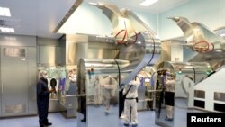 ፋይል - የደቡብ አፍሪካው የመድኃኒት አምራች ኩባኒያ አስፐን ሠራተኛ በክትባት ክፍል ውስጥ ሲሠራ/ ኅዳር/ 2014 ዓ.ም 