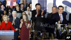 在爱奥华州党团会议选举中初战告捷的希拉里·克林顿和泰德·克鲁兹。 （2016年2月1日）