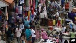 Wasu sun baza kolinsu a baki hanya