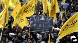 Warga Iran menggelar aksi protes anti-Amerika di Teheran, Iran (4/11). Diperkirakan sekitar 10 ribu pengunjuk rasa ikut dalam aksi protes terbesar tahun ini, untuk memberikan dukungan bagi upaya dialog historis Presiden Hassan Rouhani dengan Washington.