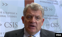 退休海军中校史密斯说国防部犹如一艘航空母舰不易掉头（美国之音黎堡拍摄）