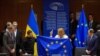 Presiden Parlemen Eropa Roberta Metsola memegang bendera Uni Eropa bersama Presiden Ukraina Volodymyr Zelenskyy di Parlemen Eropa di Brussels, Belgia 9 Februari 2023. (Foto: Eric Vidal via REUTERS)