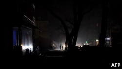 资料照片：2023年1月28日，俄罗斯入侵乌克兰期间，乌克兰南部敖德萨，人们在停电期间走在街道上。本周，在敖德萨的一座超负荷变电站起火后，敖德萨再次停电。