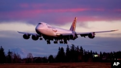 The final Boeing 747 lands at Paine Field following a test flight, Tuesday, Jan. 10, 2023, in Everett, Wash. (Jennifer Buchanan/The Seattle Times via AP)