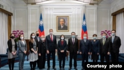 台湾总统蔡英文在台北总统府会见由前美军印太司令部司令、退役海军上将菲利普·戴维森（Philip Davidson 左六）率领的一个美国智库国家亚洲研究局访问团。（2023年2月2日）