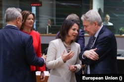 德国外交部长安娜莱娜·贝尔伯克（Annalena Baerbock 中）在布鲁塞尔出席欧盟外长会议。（2023年1月23日）