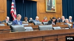 美国众议院金融服务委员会2023年2月7日举行“抗击来自中国的经济威胁“听证会。(美国之音锺辰芳拍摄）