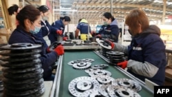 中国安徽淮北的一家工厂工人在铝制品生产线上工作。（2023年1月31日）