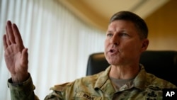 驻扎在夏威夷的美国陆军第25步兵师指挥官约瑟夫·瑞安少将(Maj. Gen. Joseph Ryan )在马尼拉接受美联社采访。（2023年2月8日）