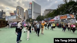 全香港最大型的维园年宵花市持续禁止售卖贺年饰物等”干货“，1月21日兔年除夕傍晚人流疏落，过年气氛大不如前。(美国之音 汤惠芸)