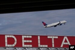 FILE - Sebuah pesawat Delta Air Lines lepas landas dari Bandara Internasional Hartsfield-Jackson Atlanta di Atlanta, 22 November 2022. Delta mengumumkan Kamis, 5 Januari 2023, bahwa mereka akan menyediakan layanan Wi-Fi gratis agi sebagian besar penerbangannya di AS mulai bulan Februari. (Foto AP/Brynn Anderson, File)