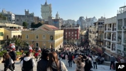 资料照 - 2023农历新年前后，大陆游客熙熙攘攘挤满了澳门的大街小巷。