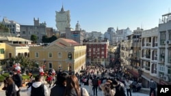 资料照 - 2023农历新年前后，大陆游客熙熙攘攘挤满了澳门的大街小巷。