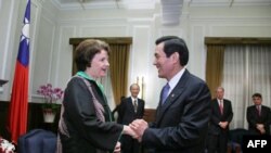 马英九会见美国参议员范斯坦