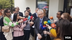 Michael Murphy na konferenciji za novinare ispred američkog kutka u Banja Luci, 8. april 2022.