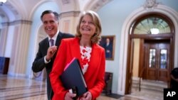 Senatorja republikane Lis Murkowski dhe Senatori republikan Mitt Romney duke u përshëndetur në hyrje të sallës së Senatit (5 prill 2022)