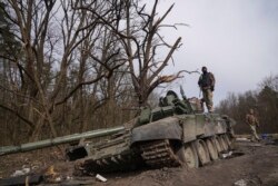 ទាហានអ៊ុយក្រែនម្នាក់ឈរលើរថក្រោះរុស្ស៊ីដែលត្រូវបានបំផ្លាញនៅតំបន់ Chernihiv ប្រទេសអ៊ុយក្រែន ថ្ងៃទី ៨ ខែមេសា ឆ្នាំ ២០២២។