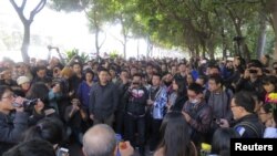 示威者2013年1月7日沿着靠近南方周末总部附近的一条大街聚集 