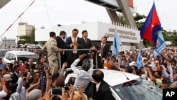 Pemimpin oposisi Kamboja (CNRP), Sam Rainsy disambut oleh para pendukungnya saat tiba di bandara internasional Phnom Penh, Kamboja (19/7).