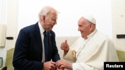 Paus Fransiskus dan Presiden AS Joe Biden bertemu saat keduanya menghadiri KTT G7 di Savelletri, Italia, pada 14 Juni 2024. (Foto: Vatican Media/­Handout via Reuters)