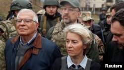 اورزولا فون در لاین، رئیس کمیسیون اروپا، و جوزپ بورل، مسئول سیاست خارجی اتحادیه اروپا، به هنگام بازدید از بوچا، حومه کی‌یف. ۱۹ فروردین ۱۴۰۱