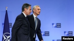 2022年4月6日，参加北约外长会议的美国国务卿布林肯在比利时布鲁塞尔北约总部与北约秘书长斯托尔滕贝格会晤。（路透社）
