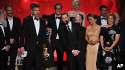 دست اندرکاران سریال «بازی تاج و تخت» در مراسم جایزه ایمی ۲۰۱۶