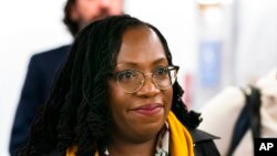 Gjykatësja Jackson përpara takimit në Kapitol me Senatorin demokrat Mark Warner (4 prill 2022)