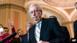 Drejtuesi i pakicës republikane në Senat Mitch McConnell duke biseduar me gazetarët në Kapitol (5 prill 2022)