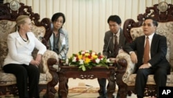 美国国务卿克林顿7月11日在老挝首都万象总理办公室会见老挝总理塔马冯