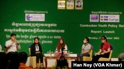 យុវជន​ពិភាក្សា​អំពី​គោលនយោបាយ​របស់​រដ្ឋាភិបាល​នៅ​រាជធានី​ភ្នំពេញ​នៅ​ថ្ងៃទី៣១ ខែតុលា ឆ្នាំ២០២២។ (ហាន ណូយ/វីអូអេ)