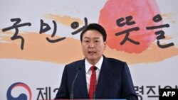윤석열 한국 대통령 당선인이 서울 통의동 대통령직인수위원회 사무실에서 기자회견하고 있다. (자료사진)