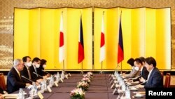 资料照片：2022年4月9日，时任菲律宾外长洛钦和时任日本外相林芳正在日本东京的饭仓宾馆举行双边会谈。