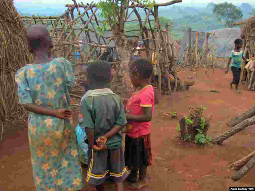 Crianças moçambicanas no campo de refugiados de Kapise no Malawi. 