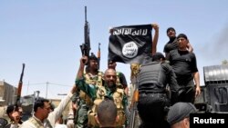 عکس آرشیوی از پائین کشیدن پرچم داعش توسط نیروهای امنیتی عراق در روستایی در استان دیاله، عراق – ۹ تیر ۱۳۹۳ 