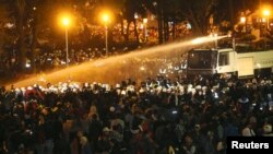 Polisi anti-huru-hara menggunakan semprotan air untuk mengusir demonstran dari perkantoran Kabinet Taiwan, Senin pagi (24/3).