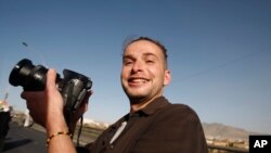 لوک سامرز، خبرنگار و عکاس ۳۳ ساله آمریکایی، بیش از یک سال در اسارت اعضای القاعده در شبه جزیره عرب درآمده بود.