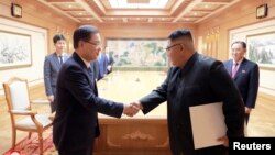 한국 정부 대북특사로 평양을 방문한 정의용 청와대 국가안보실장이 김정은 북한 국무위원장에게 문재인 대통령 친서를 전달한 후 악수하고 있다. 북한 조선중앙통신 배포 사진.