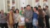 Gubernur DKI Jakarta Basuki Tjahaja Purnama (Ahok) berfoto bersama warga masyarakat di Balai Kota Jakarta. (Foto: VOA/Andylala)